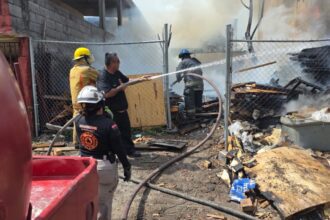Incendio en vivienda de Guadalupe obliga a evacuar familias