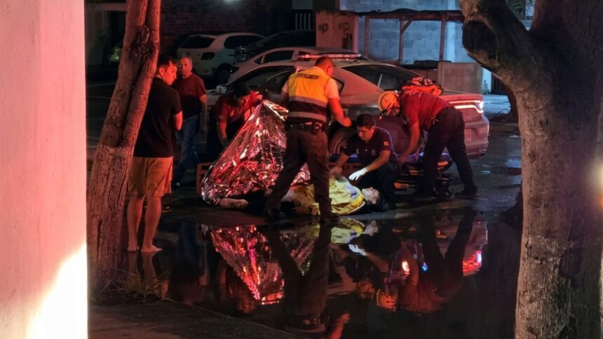 Joven motociclista sufre hipotermia tras desvanecerse en charco de agua en Escobedo
