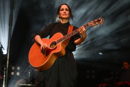 La “funada” masiva a Julieta Venegas por "La Niña Futbolista"