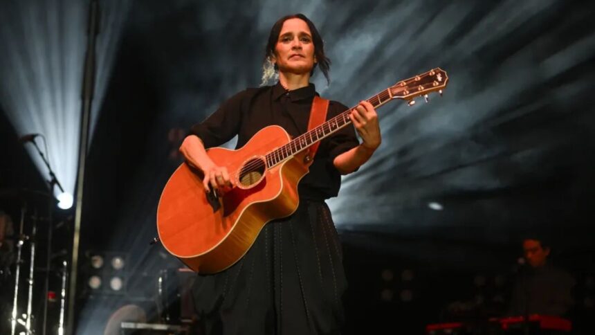 La “funada” masiva a Julieta Venegas por "La Niña Futbolista"