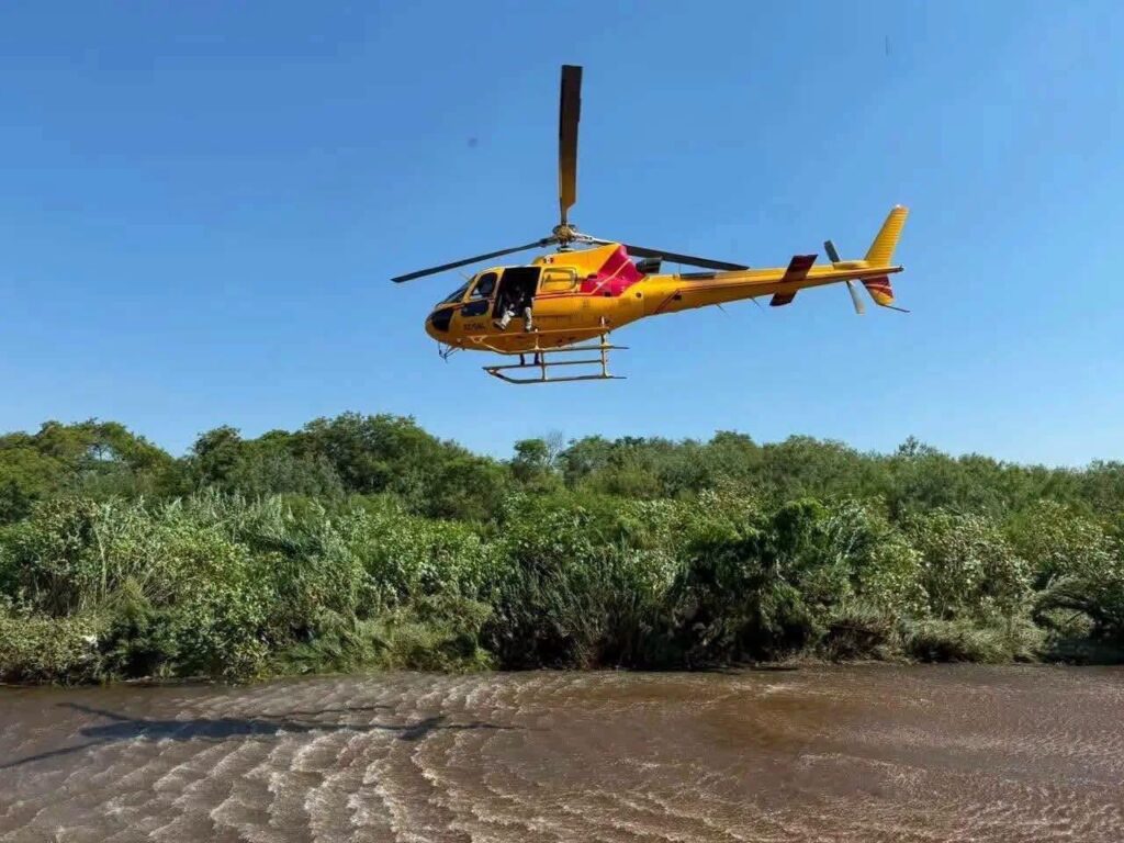 Hallan sin vida a hombre arrastrado por la corriente del río Pesquería