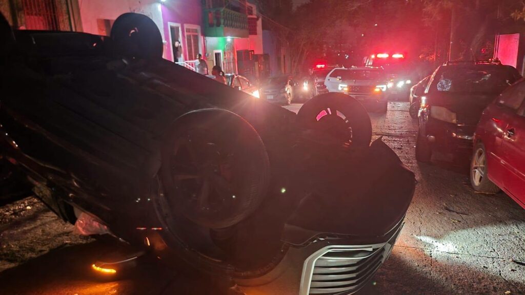 Menor provoca aparatosa volcadura tras chocar varios autos en Monterrey