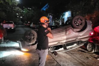 Menor provoca aparatosa volcadura tras chocar varios autos en Monterrey