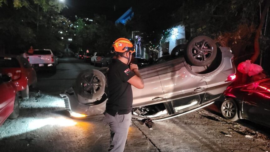 Menor provoca aparatosa volcadura tras chocar varios autos en Monterrey