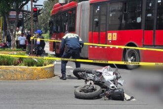 Motociclista muere tras choque con unidad del Metrobús en Xochimilco