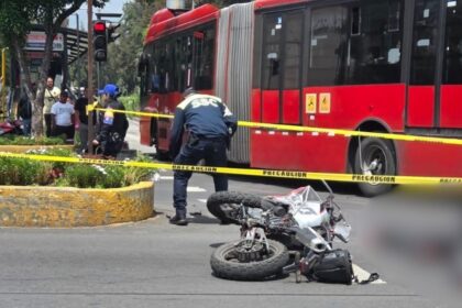 Motociclista muere tras choque con unidad del Metrobús en Xochimilco