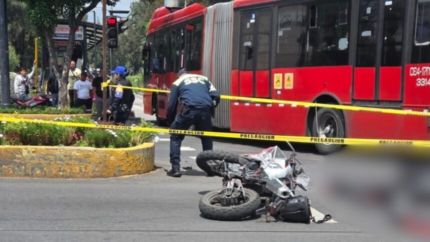 Motociclista muere tras choque con unidad del Metrobús en Xochimilco