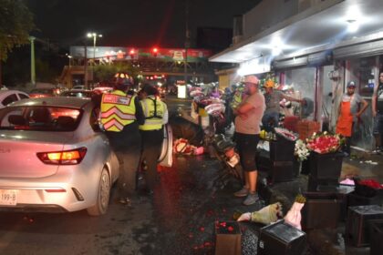 Chocan a motociclista y termina dentro de florería en Monterrey