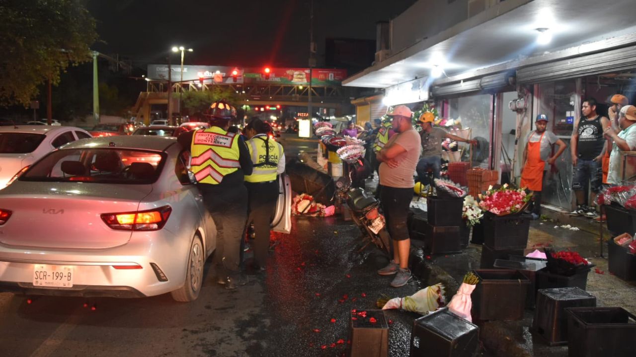 Chocan a motociclista y termina dentro de florería en Monterrey