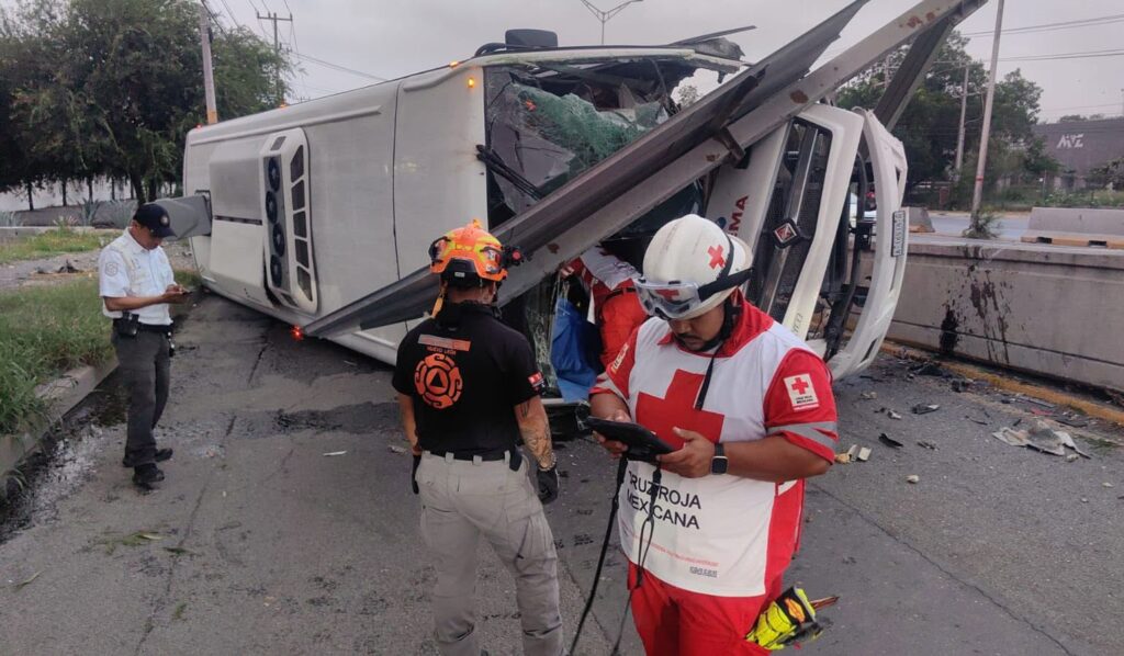 Muere chofer tras volcadura de camión de personal en Escobedo
