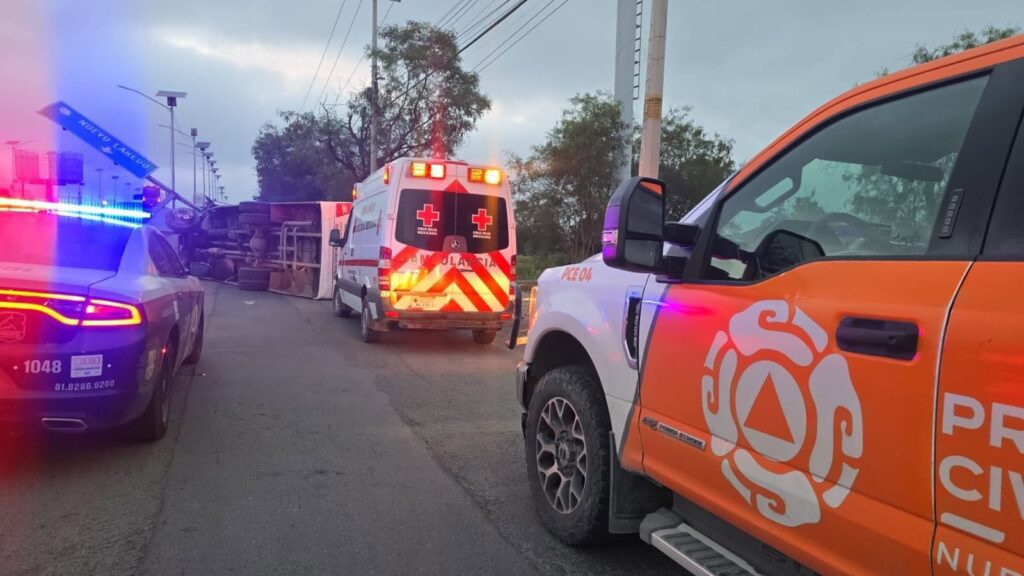 Muere chofer tras volcadura de camión de personal en Escobedo