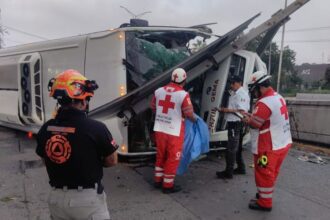 Muere chofer tras volcadura de camión de personal en Escobedo