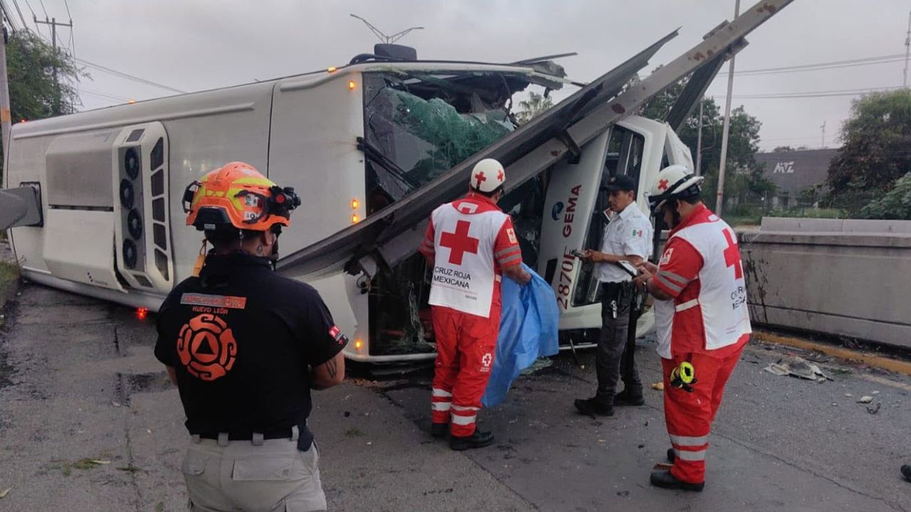 Muere chofer tras volcadura de camión de personal en Escobedo