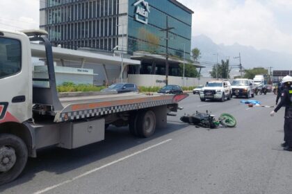 Fallece mujer al arrollada por grúa en Santa Catarina