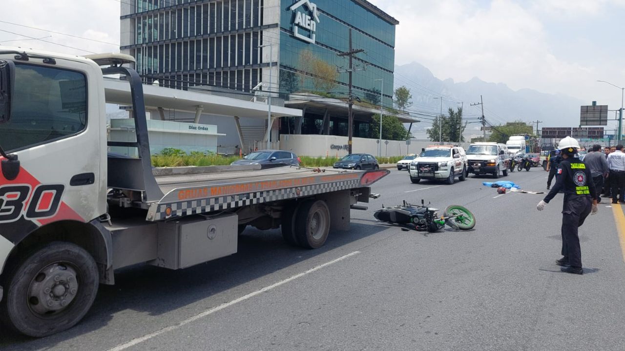 Fallece mujer al arrollada por grúa en Santa Catarina