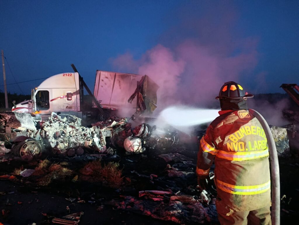 Muere una persona tras choque e incendio de tráileres en la Carretera a Laredo, Anáhuac, Nuevo León
