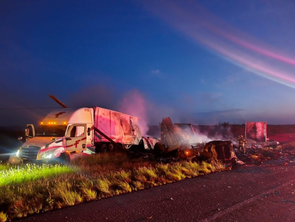 Muere una persona tras choque e incendio de tráileres en la Carretera a Laredo, Anáhuac, Nuevo León