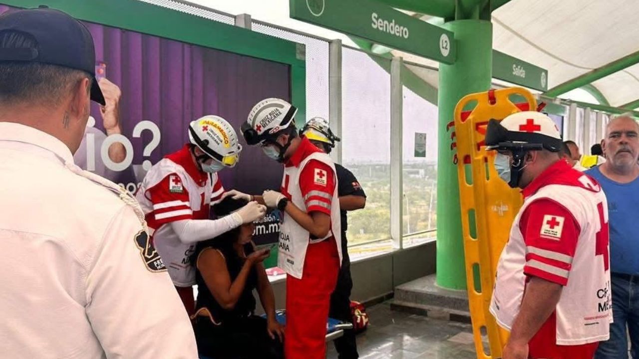 Mujer es empujada contra vagones del Metro en Escobedo