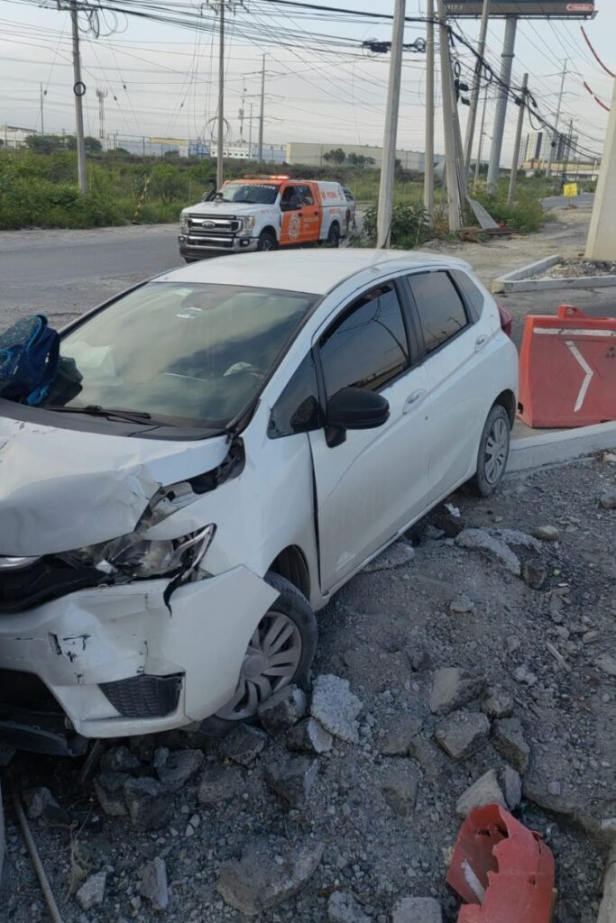 Mujer lesionada tras estrellar su auto en Av. Miguel Alemán en Apodaca