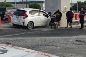 Mujer lesionada tras estrellar su auto en Av. Miguel Alemán en Apodaca