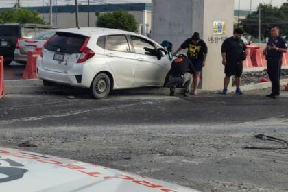 Mujer lesionada tras estrellar su auto en Av. Miguel Alemán en Apodaca