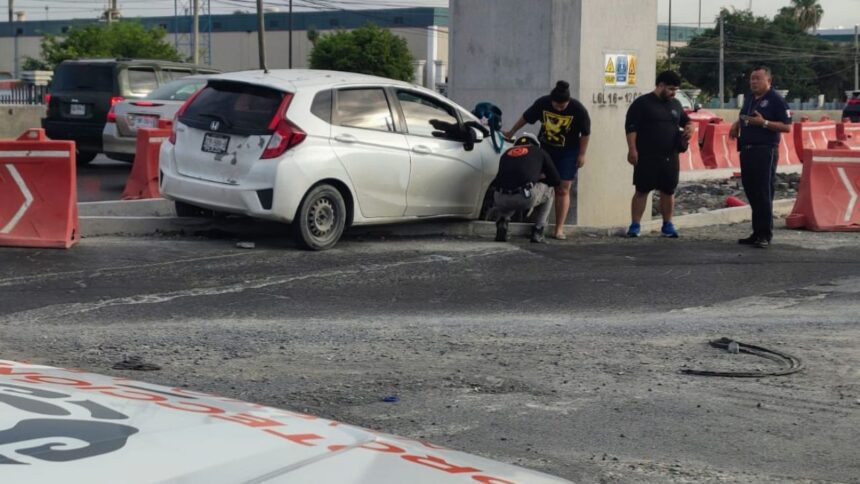 Mujer lesionada tras estrellar su auto en Av. Miguel Alemán en Apodaca
