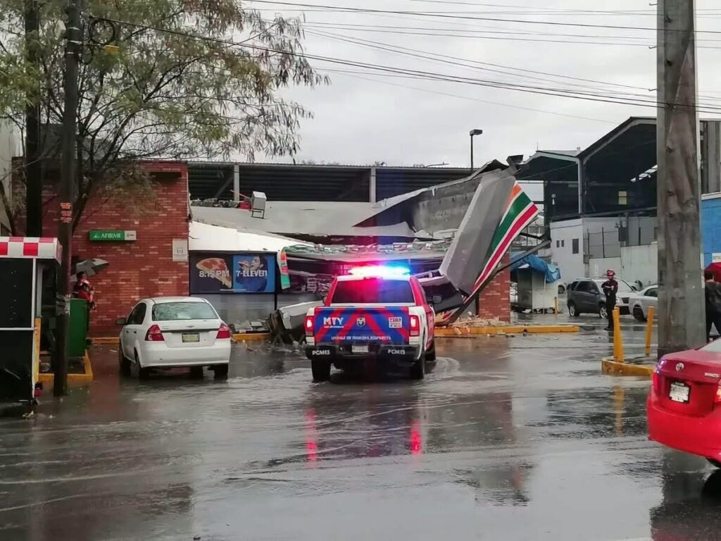 Fuertes vientos y lluvias provocan afectaciones en la zona metropolitana