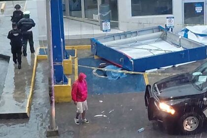 Mujer muere tras colapso de anuncio panorámico en San Nicolás
