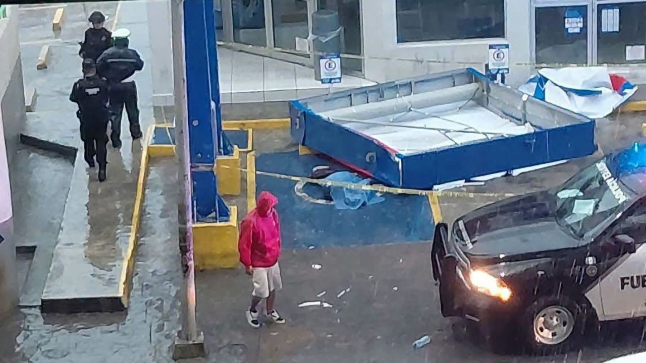 Mujer muere tras colapso de anuncio panorámico en San Nicolás