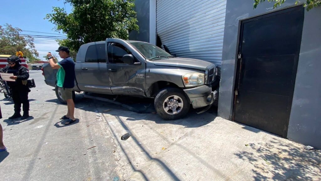 Persecución por auto robado termina en fuerte choque en en la colonia Mirasol, Monterrey