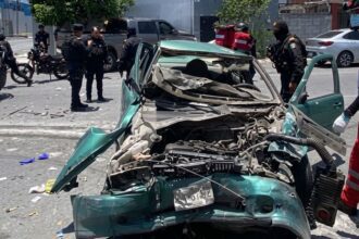 Persecución por auto robado termina en fuerte choque en en la colonia Mirasol, Monterrey