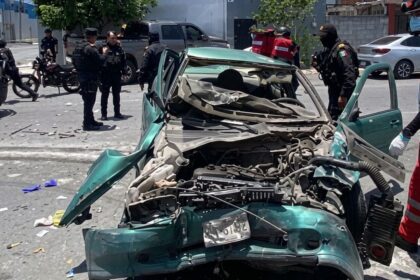 Persecución por auto robado termina en fuerte choque en en la colonia Mirasol, Monterrey
