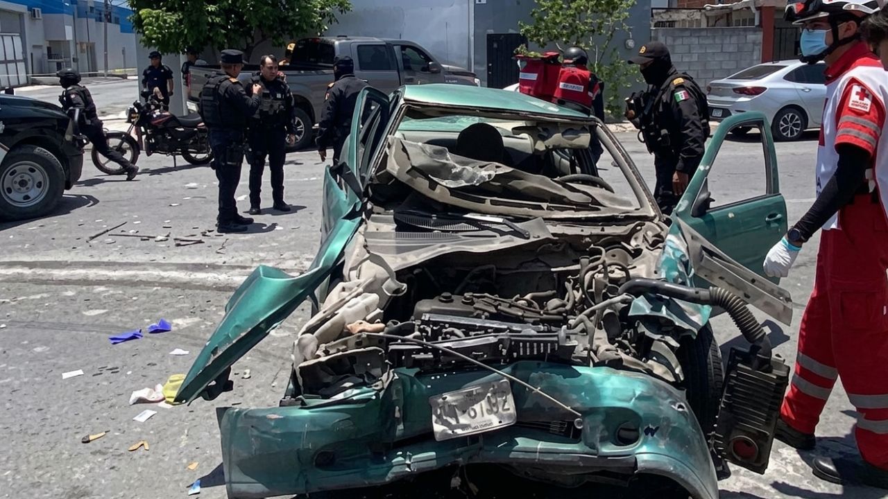 Persecución por auto robado termina en fuerte choque en en la colonia Mirasol, Monterrey