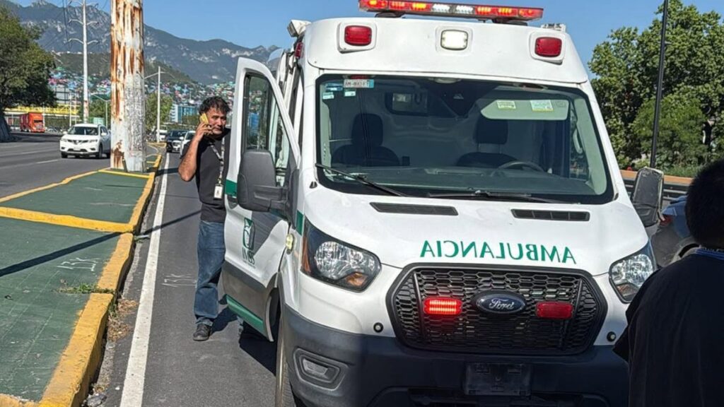 Personal del IMSS auxilia a familia accidentada durante traslado en Monterrey