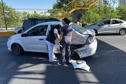 Personal del IMSS auxilia a familia accidentada durante traslado en Monterrey