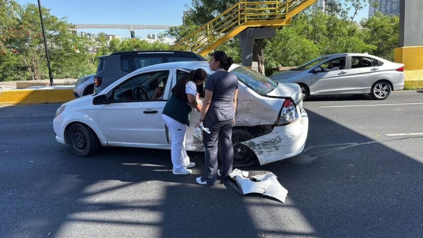 Personal del IMSS auxilia a familia accidentada durante traslado en Monterrey