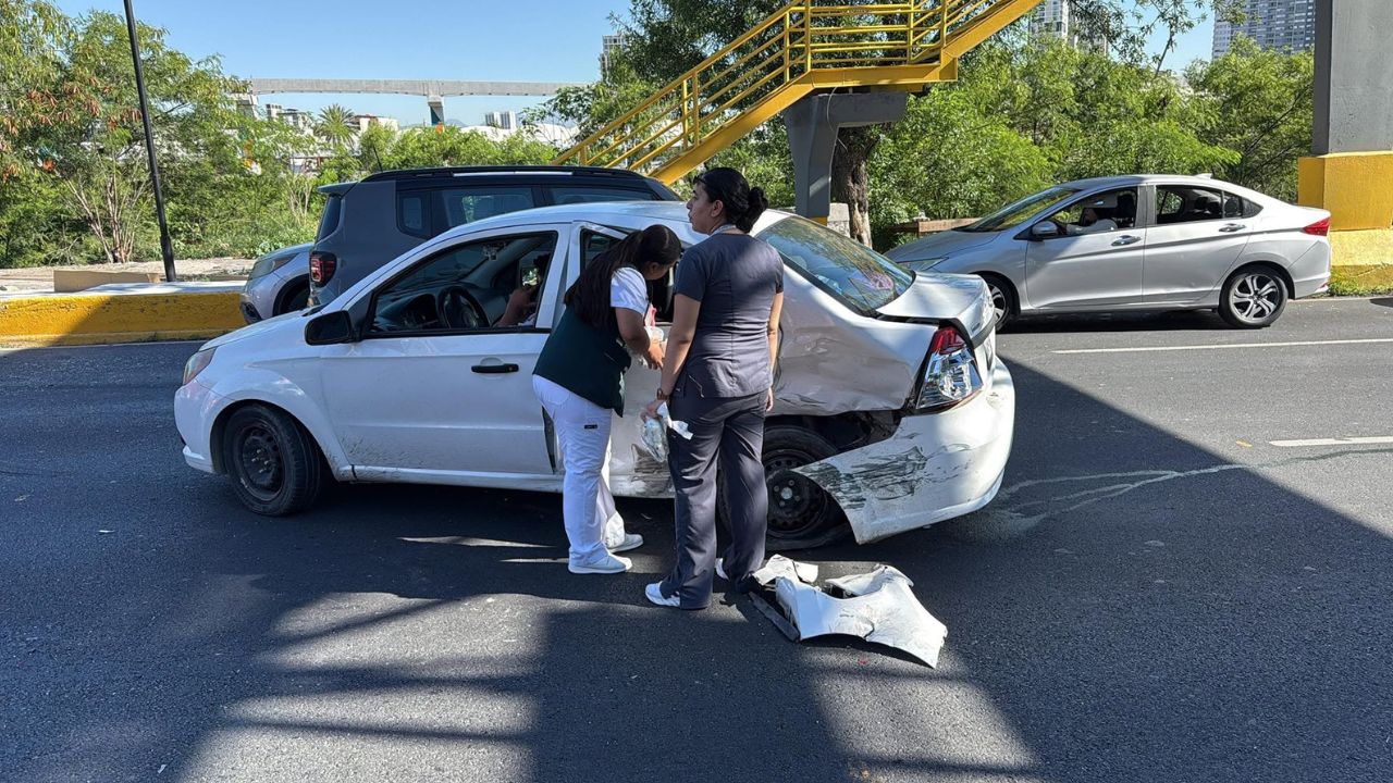 Personal del IMSS auxilia a familia accidentada durante traslado en Monterrey
