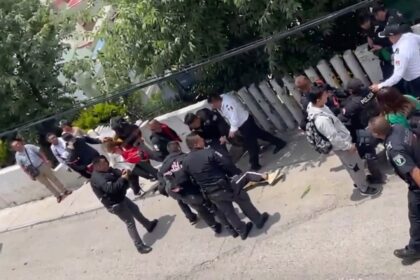 Protesta en Conalep Huixquilucan; policías agreden a estudiantes