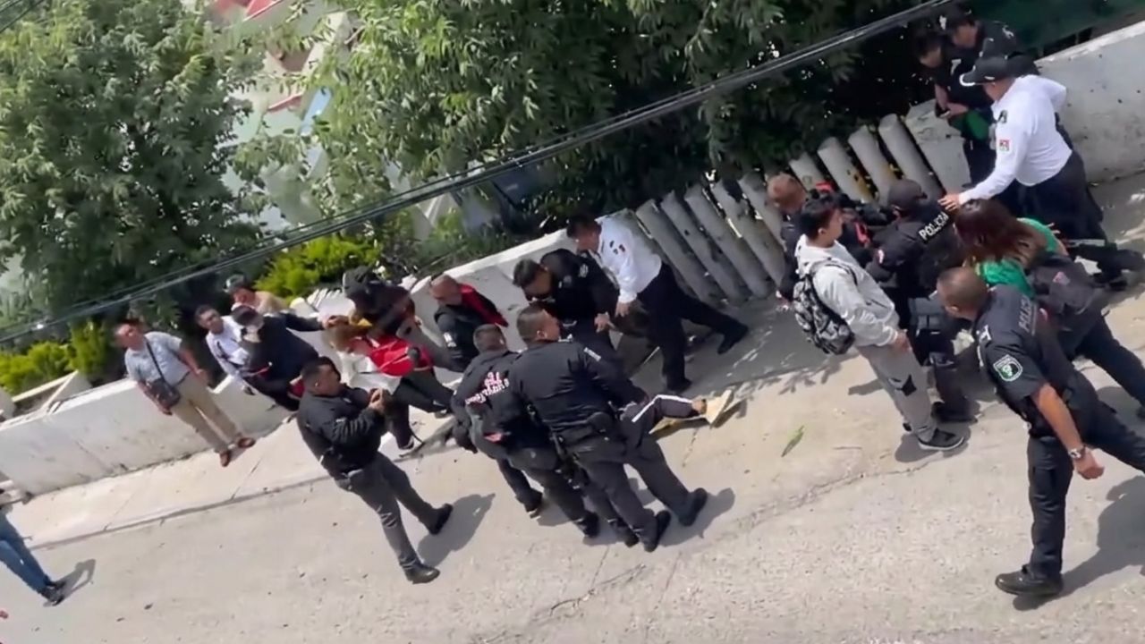 Protesta en Conalep Huixquilucan; policías agreden a estudiantes