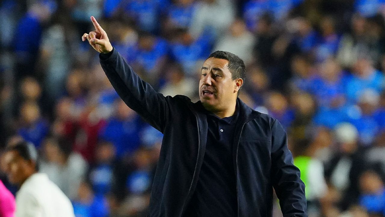 Pumas anuncia la salida de Efraín Juárez como director técnico