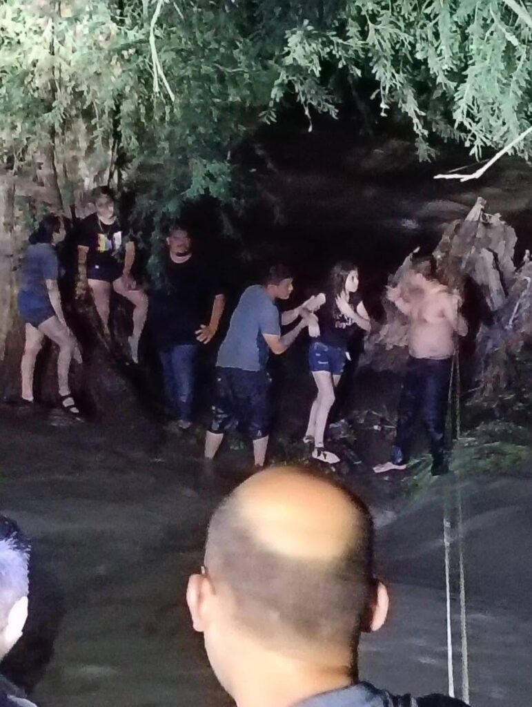 Rescatan a 20 personas, pero una mujer muere arrastrada por el Río La Silla