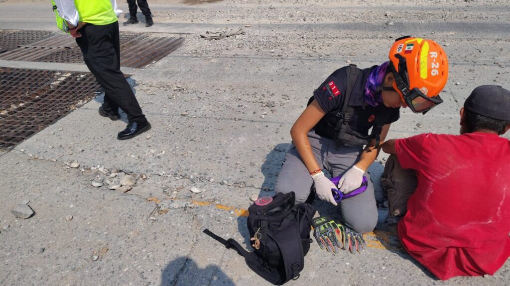Rescatan a hombre tras permanecer dos días atrapado en una alcantarilla en Monterrey