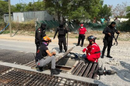 Rescatan a hombre tras permanecer dos días atrapado en una alcantarilla en Monterrey