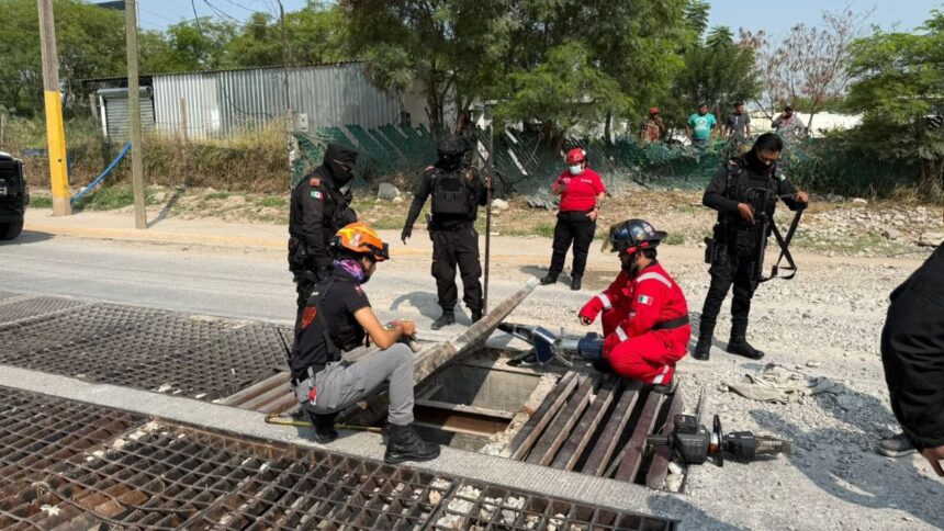Rescatan a hombre tras permanecer dos días atrapado en una alcantarilla en Monterrey