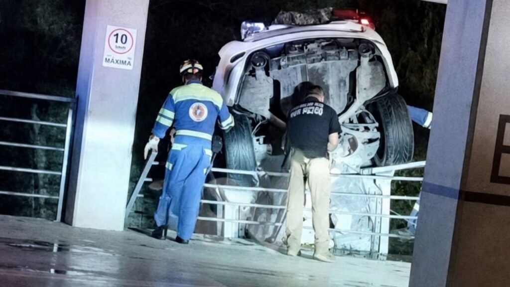 Rescatan a joven tras caer con su auto desde sexto piso Torre Saqqara en San Pedro