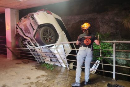 Rescatan a joven tras caer con su auto desde sexto piso Torre Saqqara en San Pedro
