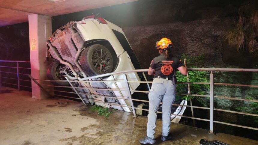 Rescatan a joven tras caer con su auto desde sexto piso Torre Saqqara en San Pedro
