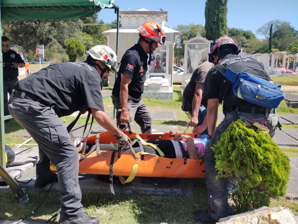 Mujer cae a tumba en Panteón Parque Funeral La Paz en Guadalupe y termina hospitalizada