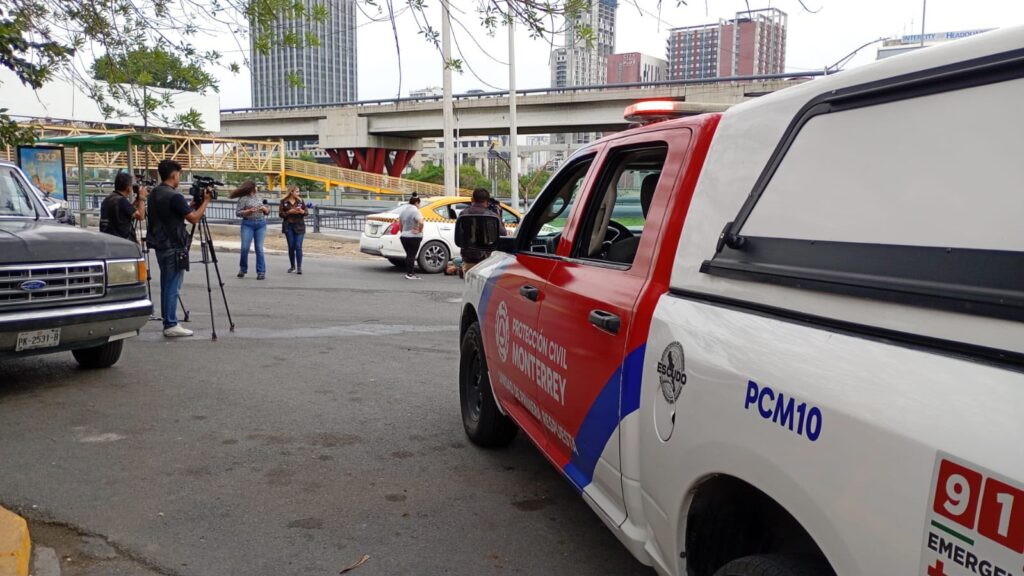 Taxi se estrella contra muro en Morones Prieto; hay un lesionado