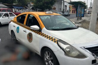 Taxi se estrella contra muro en Morones Prieto; hay un lesionado